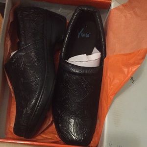 NEW YUU BETHANEE BLACK TOOLED CLOG SIZE 11M